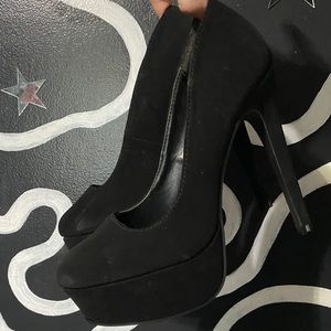 Black platform heels !!